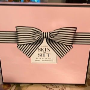Avon skin so soft set